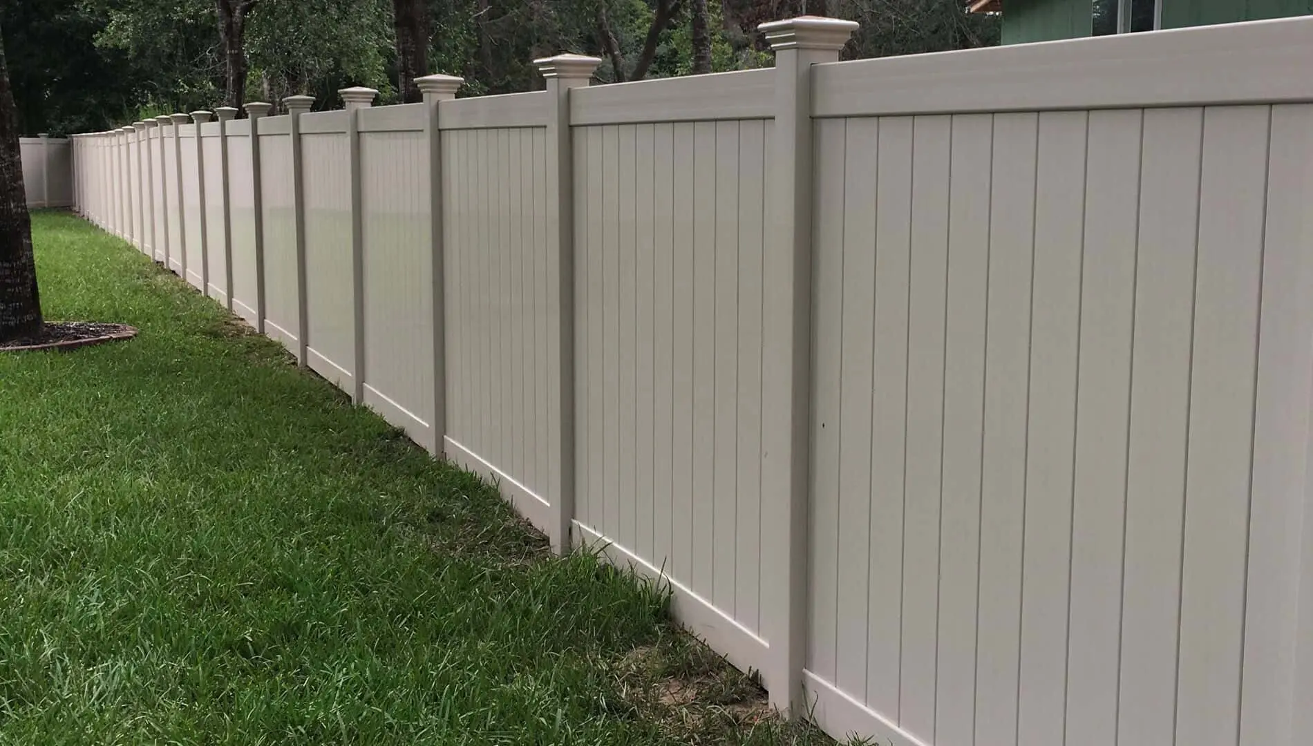 Chapel Hill Vinyl Fence with Caps
