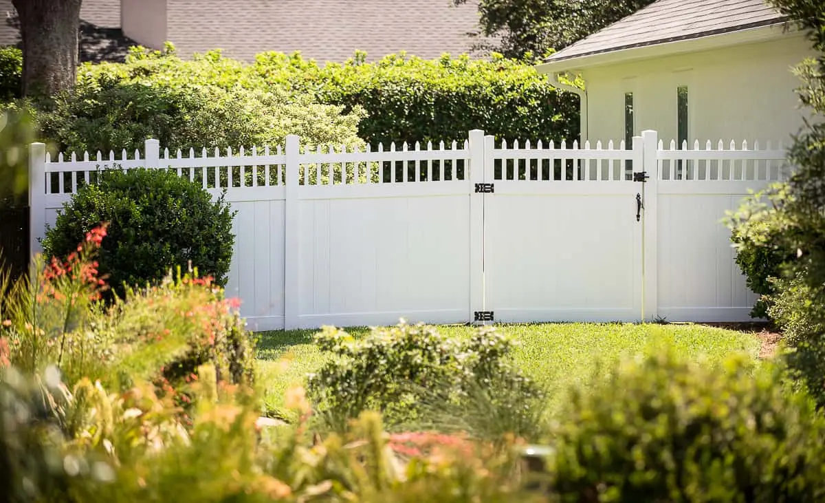5 Reasons To Not Build a Fence Yourself
