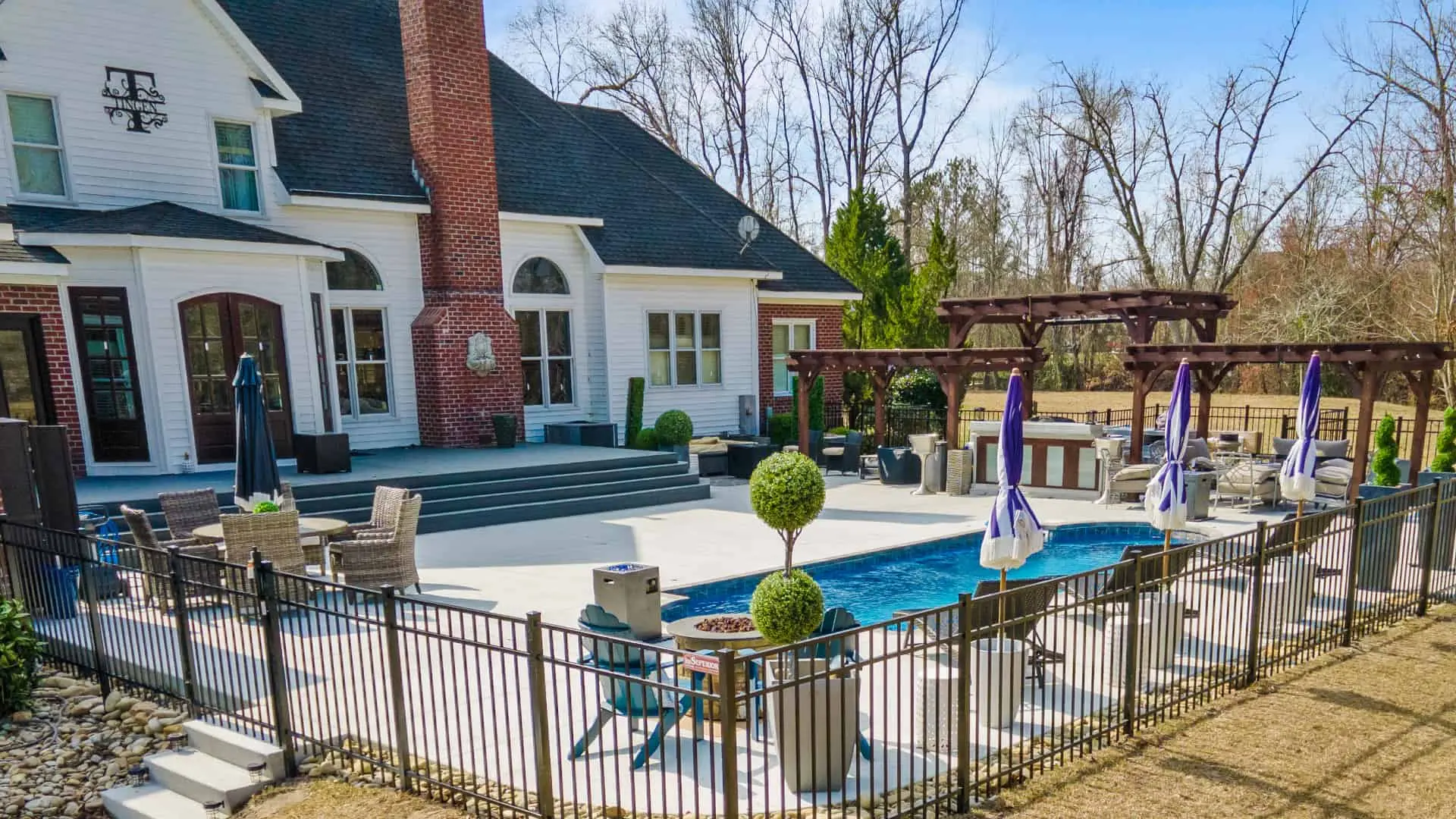 How to Hire an Estero Fence Company