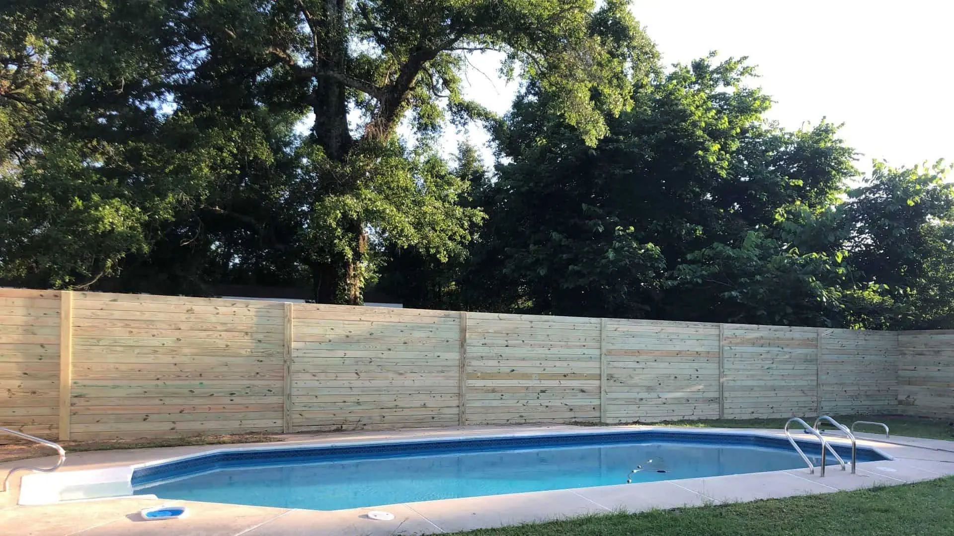 What Happens If a Holmdel Fence Builder Ignores Your Neighbor&#8217;s Property Line?