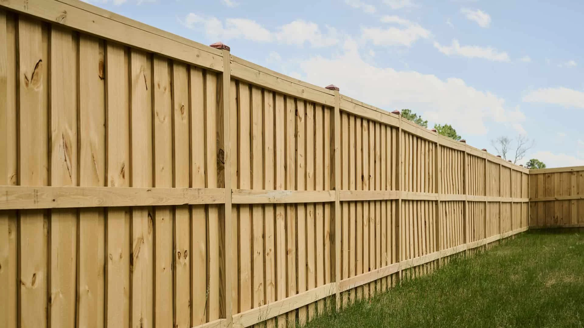 How Long Does a Wood Fence Last in Palm Beach?