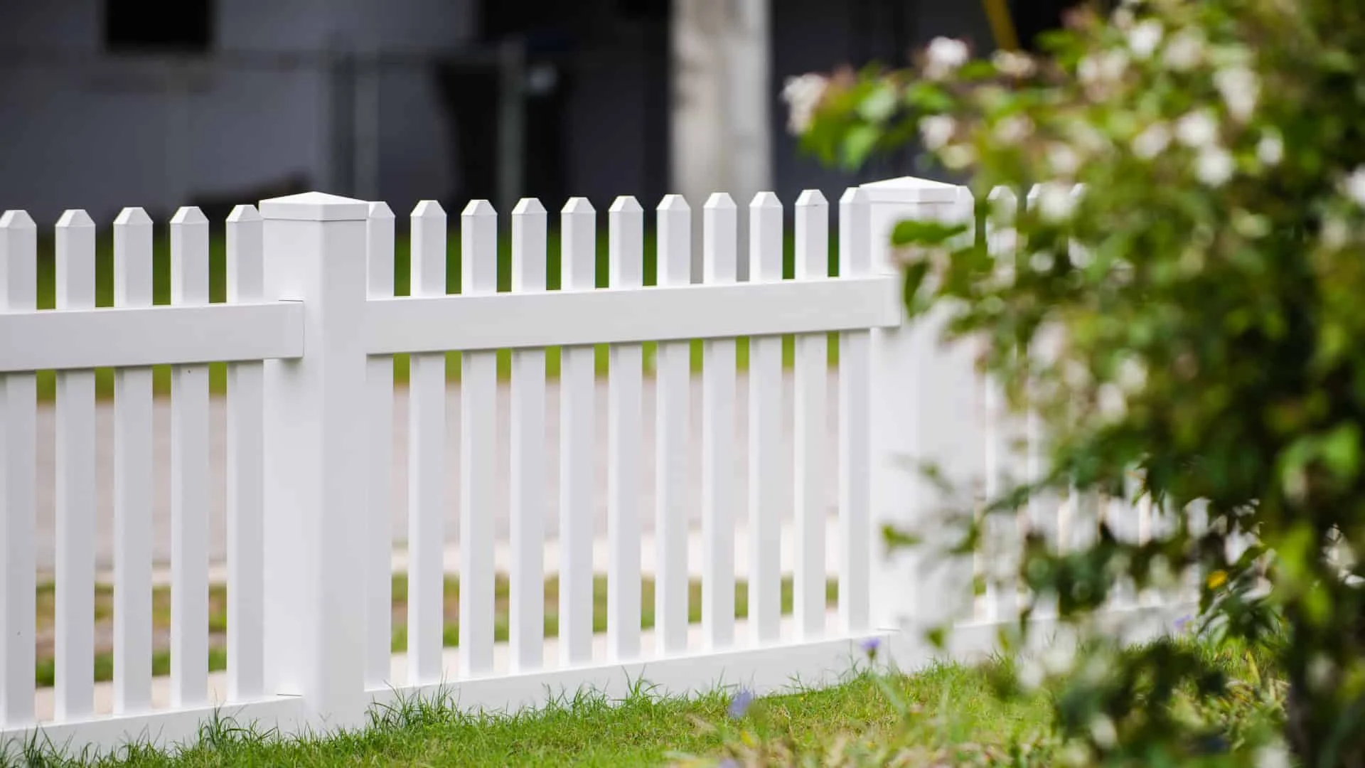 Where Can I Find the Best Vinyl Fence Contractors Near Me in Lake County?