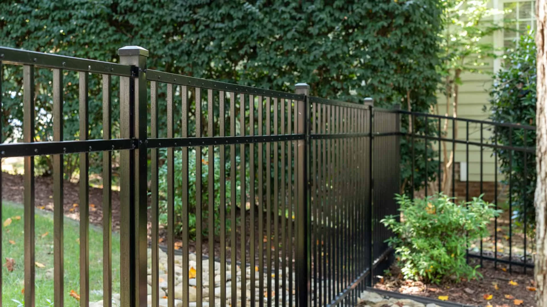 5 Stylish Designs for Iron Metal Fences to Enhance Your Home&#8217;s Curb Appeal