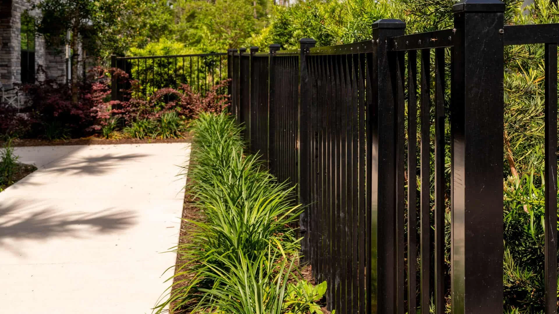 How to choose between vinyl fencing and aluminum fencing. 