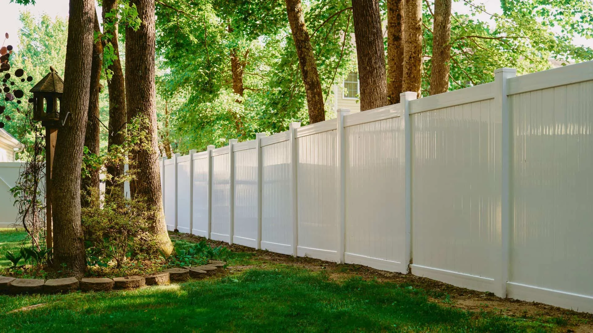 How to Choose Between Vinyl Fencing and Aluminum Fencing for Your Property