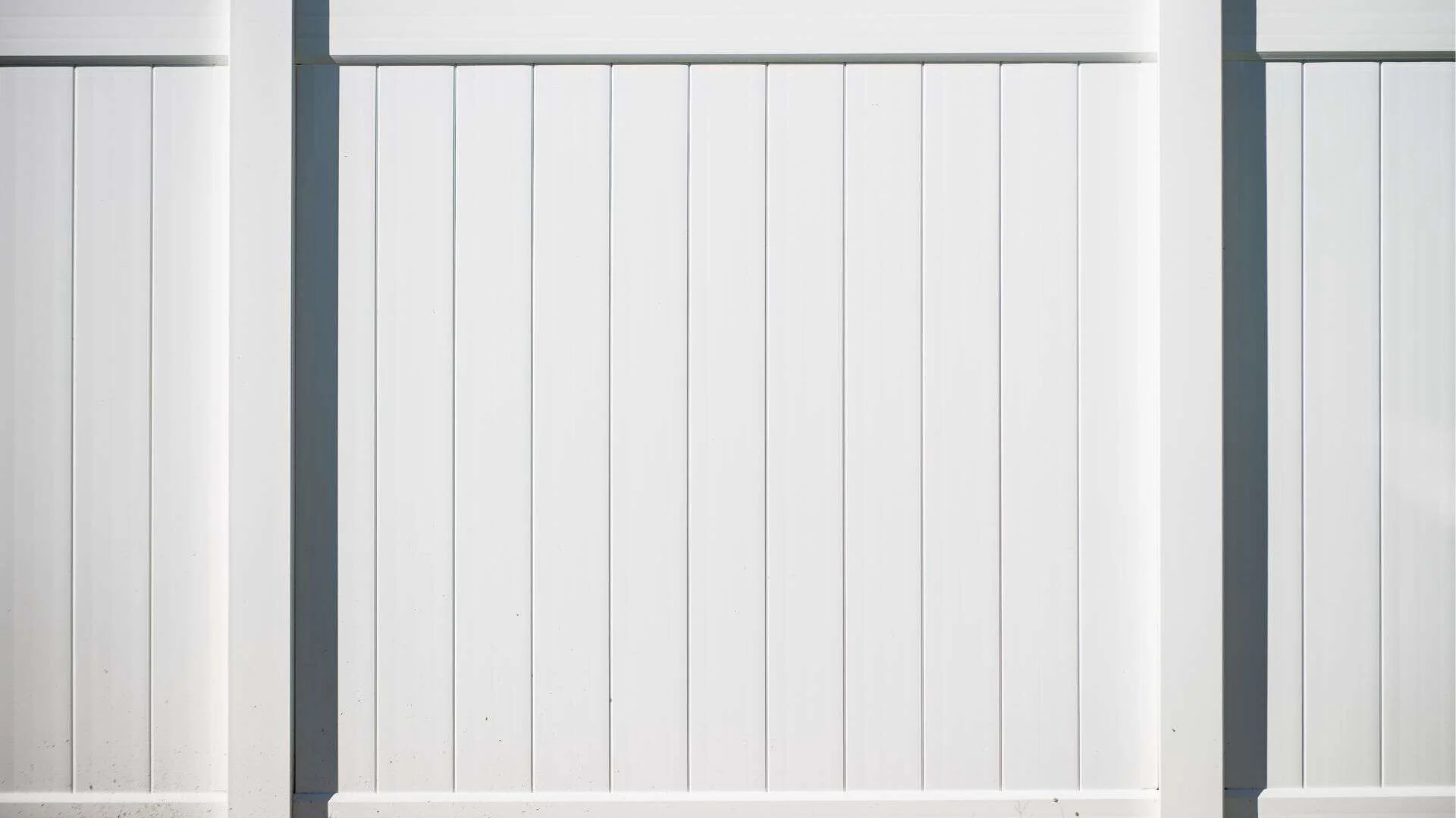 cleaning a white vinyl fence