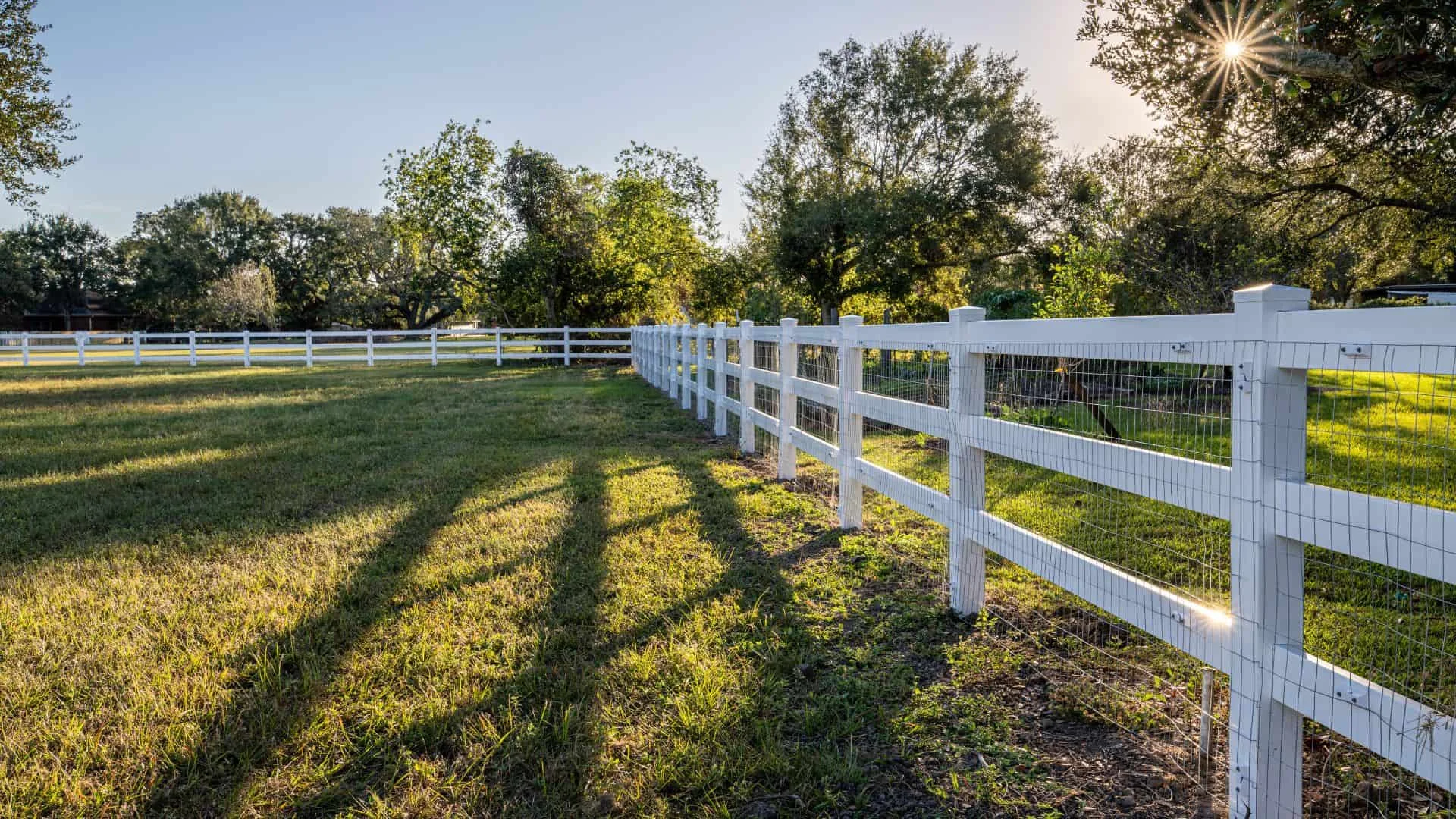 ranch rail with integrated deer fence