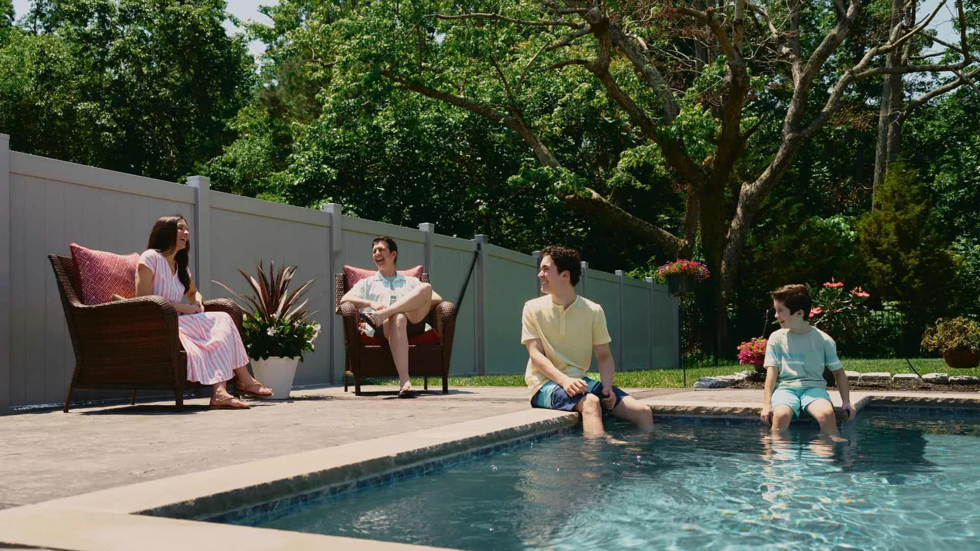 &#8216;Tis The Season To Discuss Fencing Around The Pool