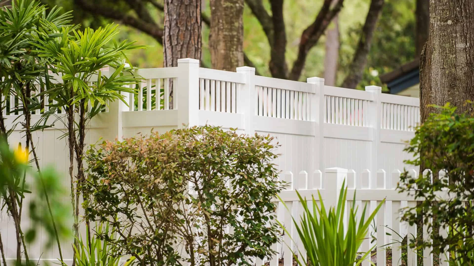 Latham fence builder for vinyl fencing