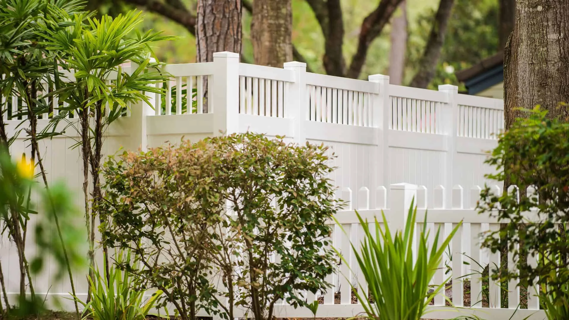 Composite VS Vinyl Fence- How To Decide Between Vinyl Fencing And Composite Fencing