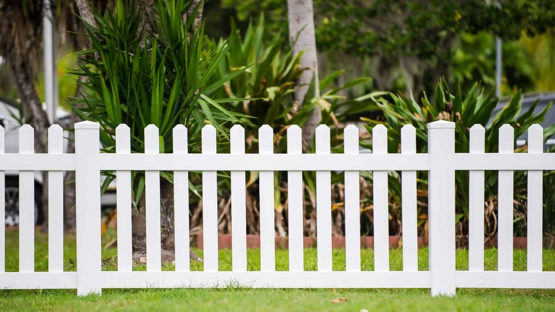 Choosing the Right Style with a Vinyl Fence Company in Orlando, FL