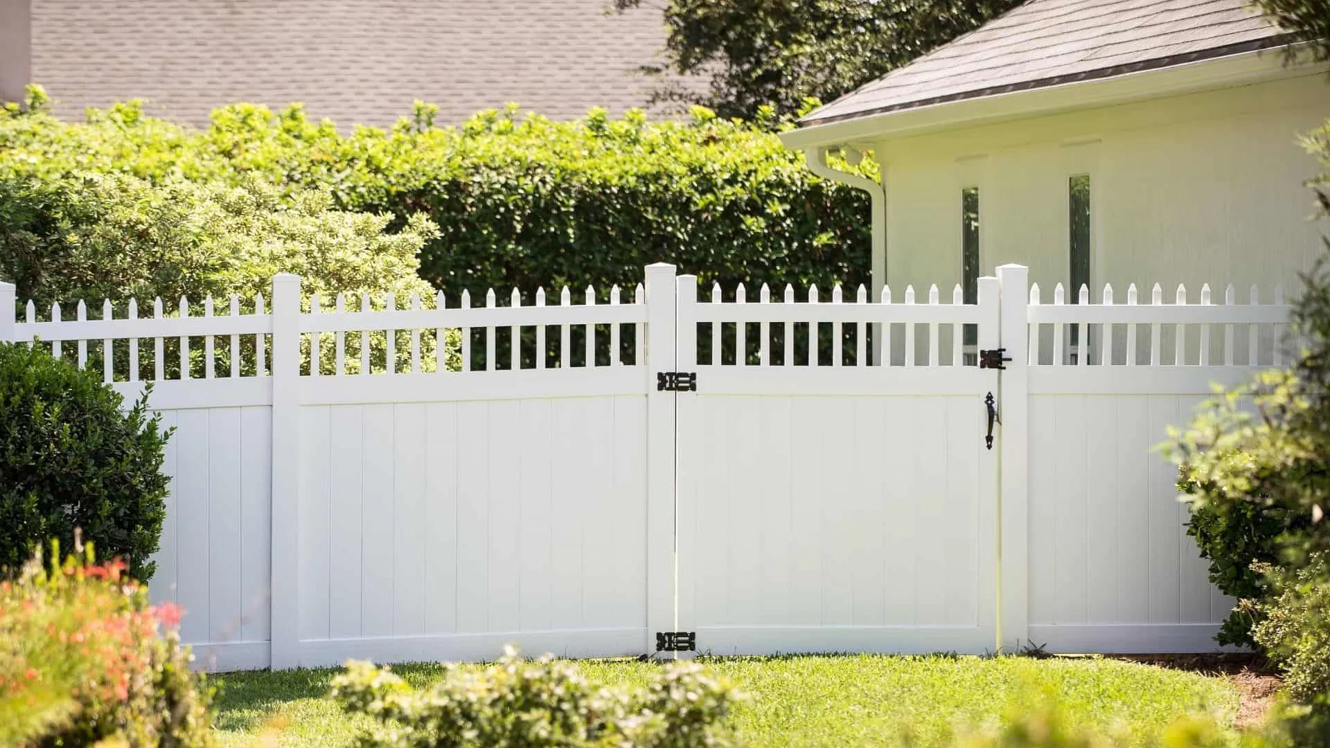 How Top Vinyl Fence Companies in Fort Myers Help Homes Sell Fast