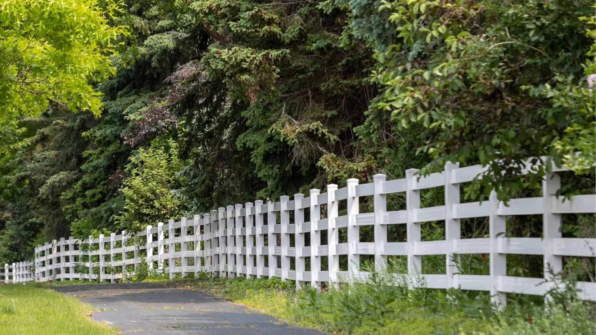 How the Best Vinyl Fence Can Upgrade Your NW Arkansas Property