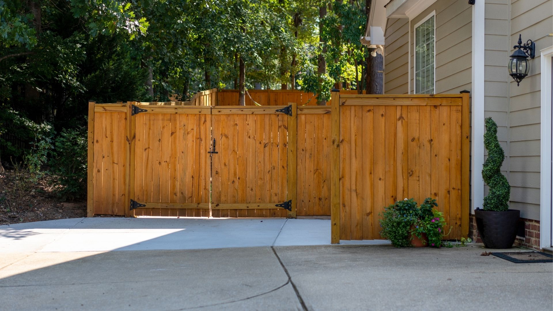 How to Choose the Right Custom Fence Builder for Your Home: 7 Smart Moves