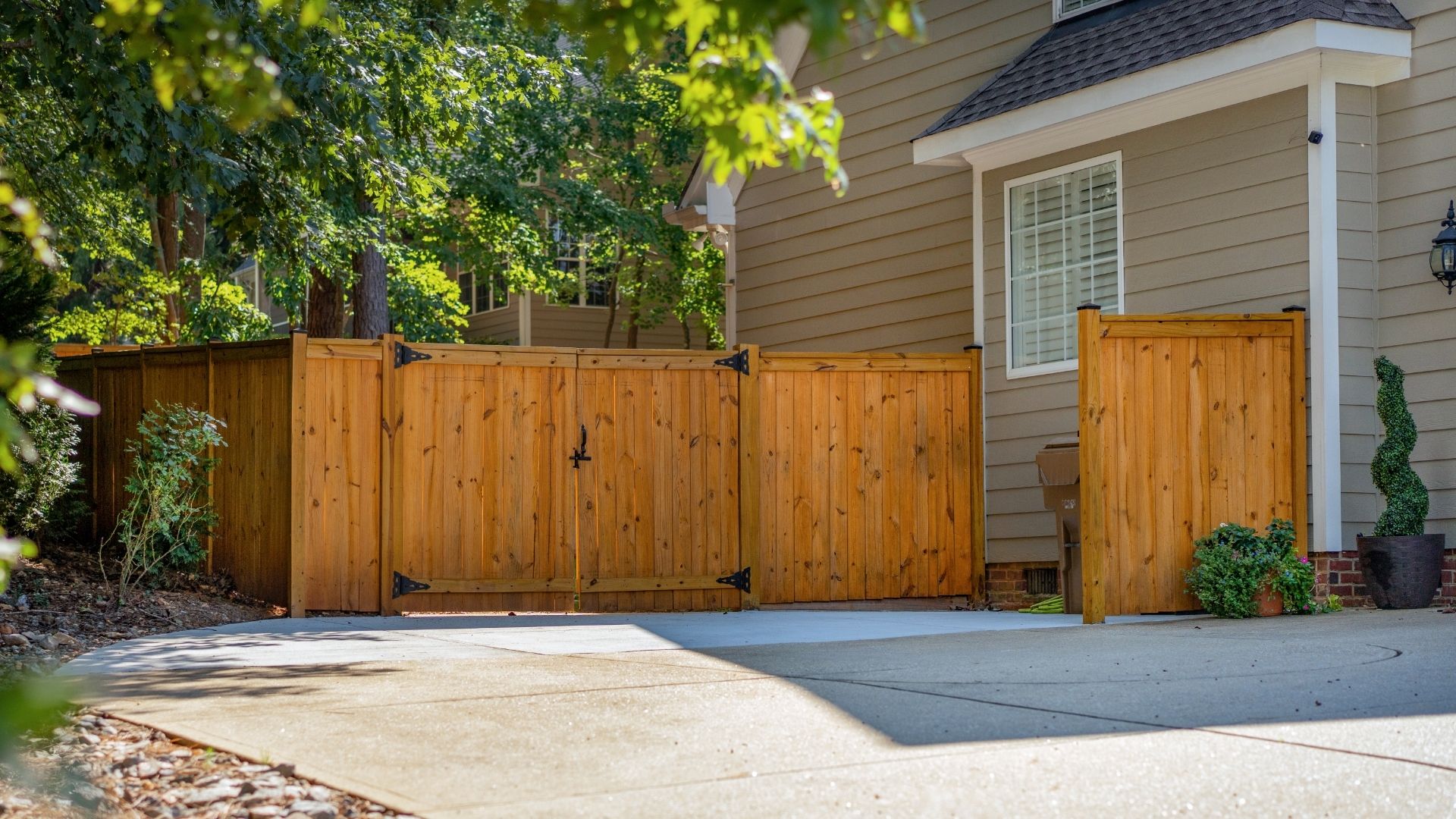 wood fence contractors near me