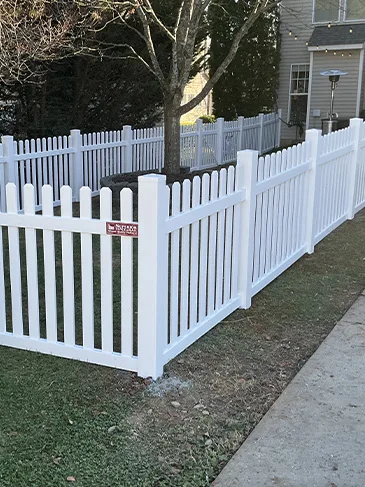 Vinyl Picket Fence Seafield Ln Huntersville, NC 28078 112625
