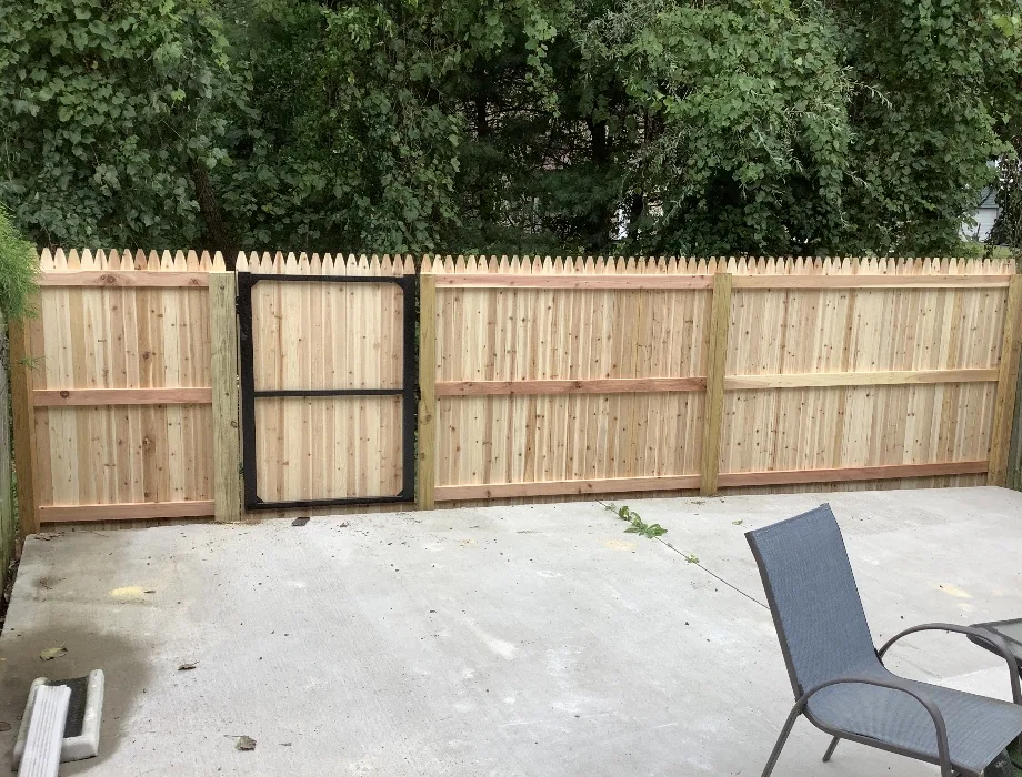 6'H Cedar Pointed Picket Stockade Natural Wood Fence