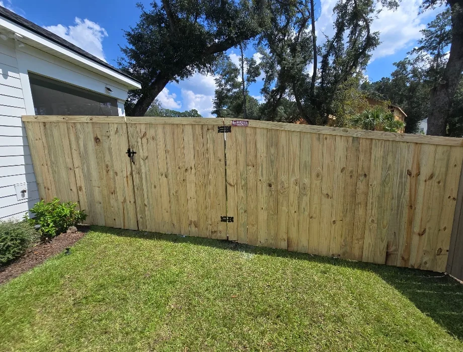 6'H Stockade w/Top Trim Natural Wood Fence