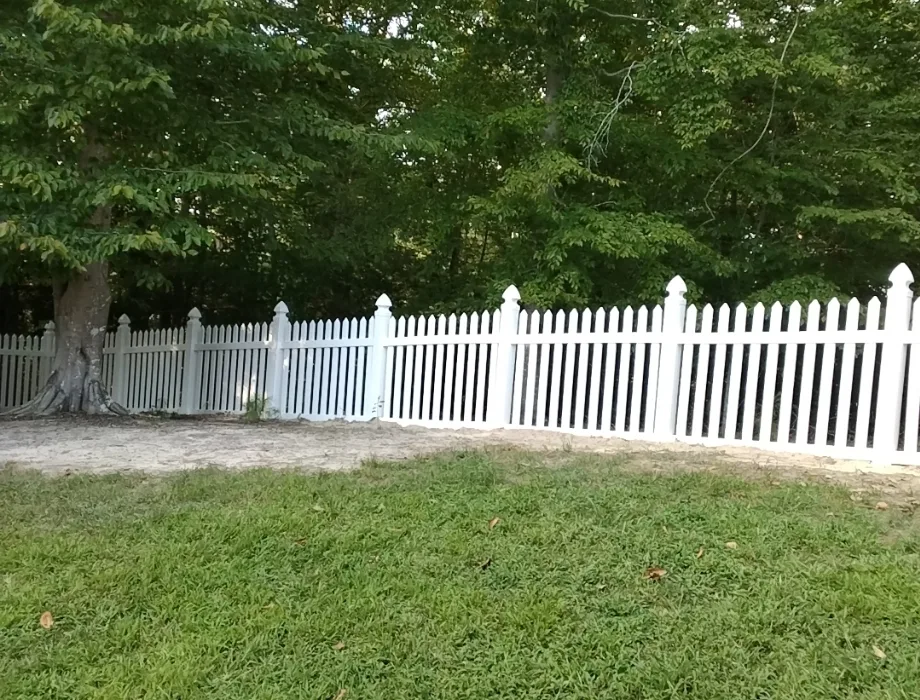 4ft White vinyl picket fence