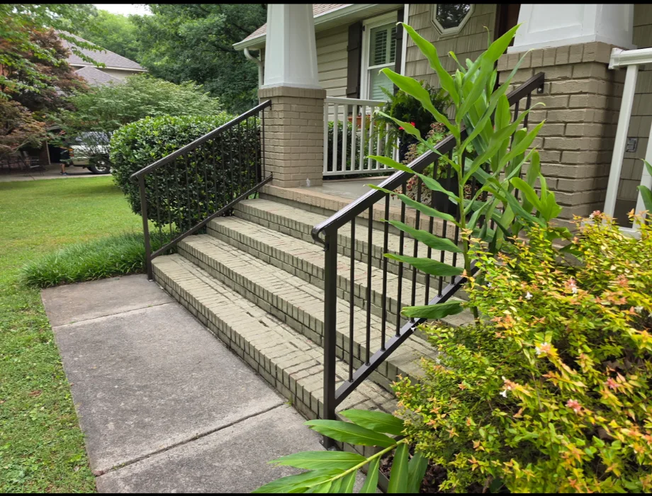 4'H Black 300 Sterling (R) Steel Handrail