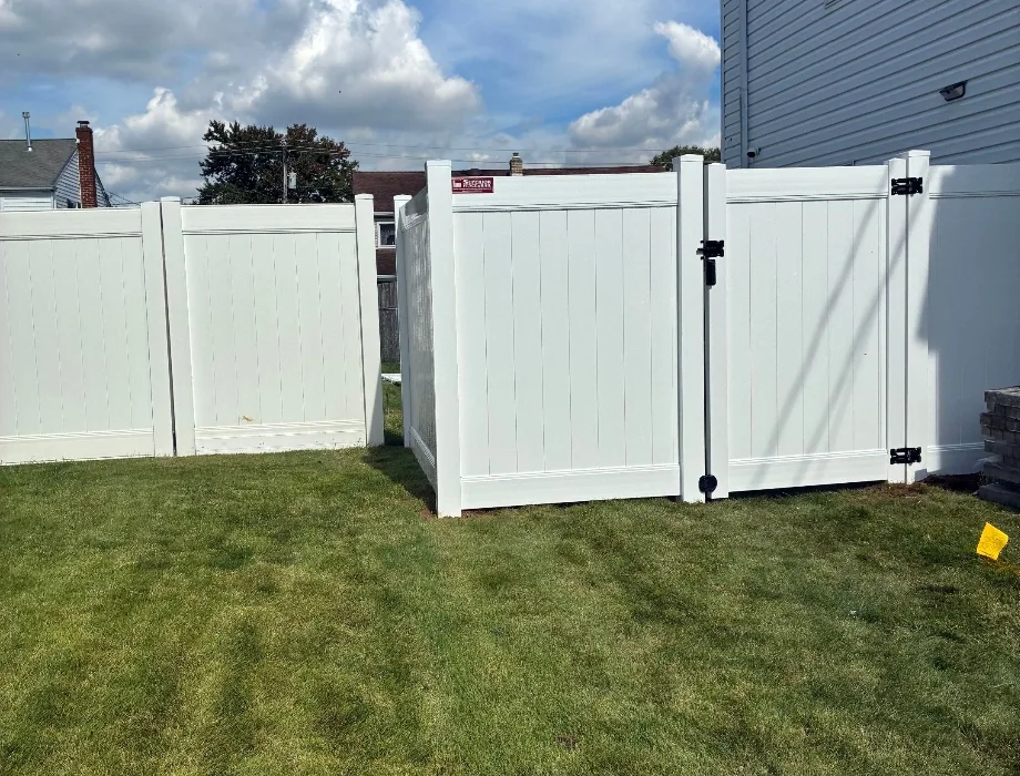 6'H Hamilton - White White Vinyl Fence w/ Gate