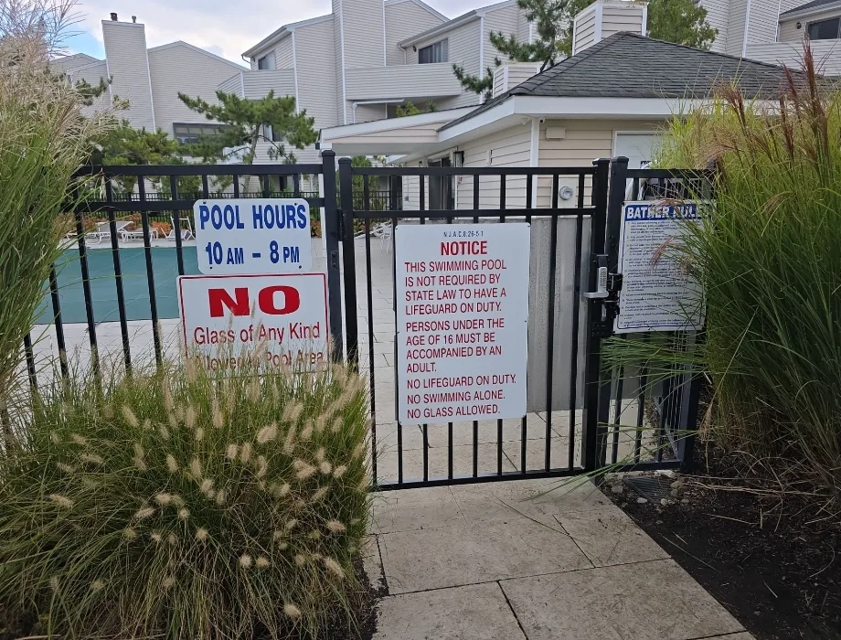 4.5'H Sterling - 3 Rail Flush Top - Black - Industrial Black Aluminum Fence -Pool Lock