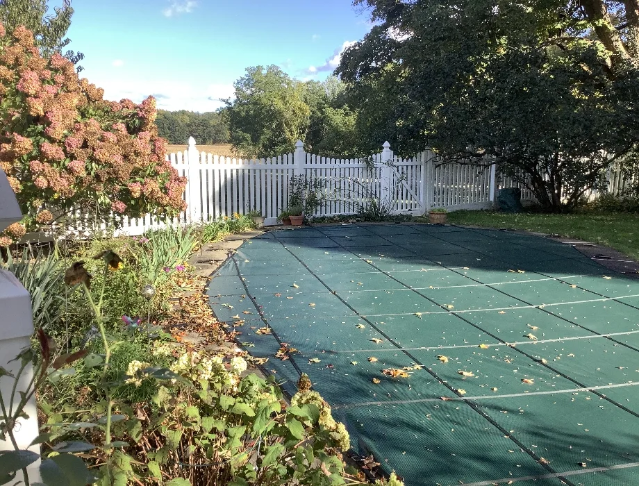 5'H White Scalloped Kirkwall White Vinyl Fence