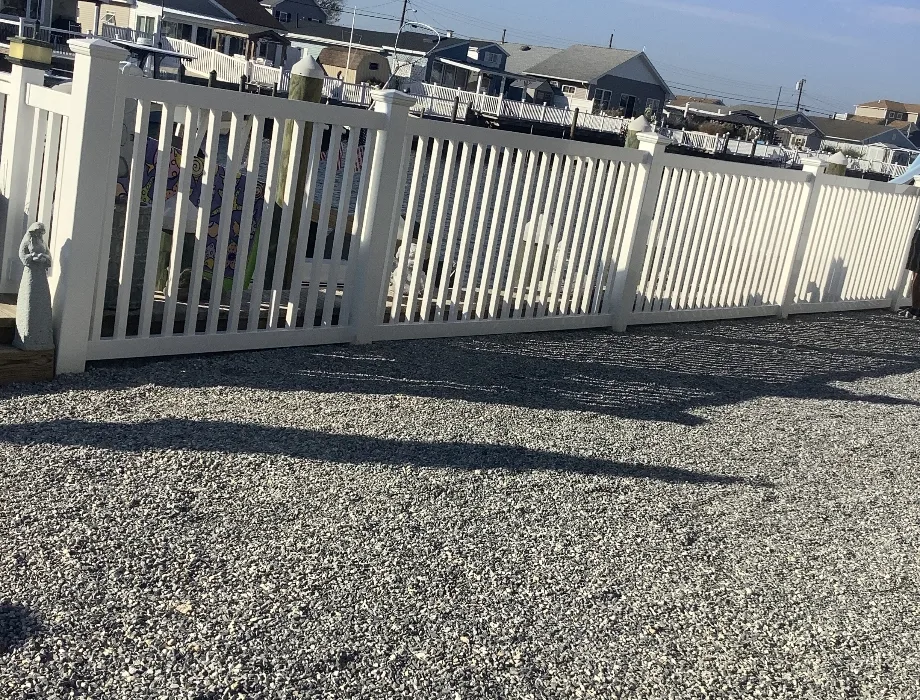 4'H Irvine - White White Vinyl Fence