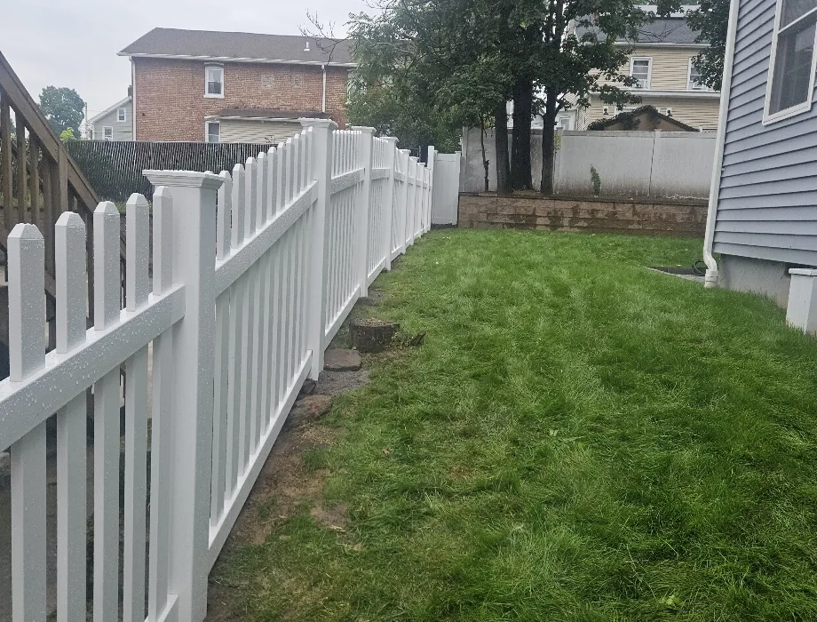4'H White Kirkwall White Vinyl Fence