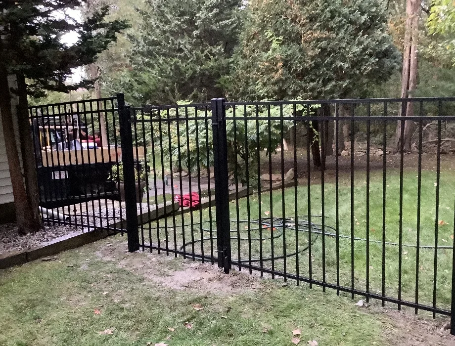 5'H Black 300 Sterling (R) Black Aluminum Fence